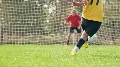 争议瞬间！费利佩进球成疑，热议：英超级好戏，竟演成了童年游戏？